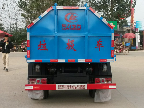 东风锐铃5方勾臂式垃圾車(chē)