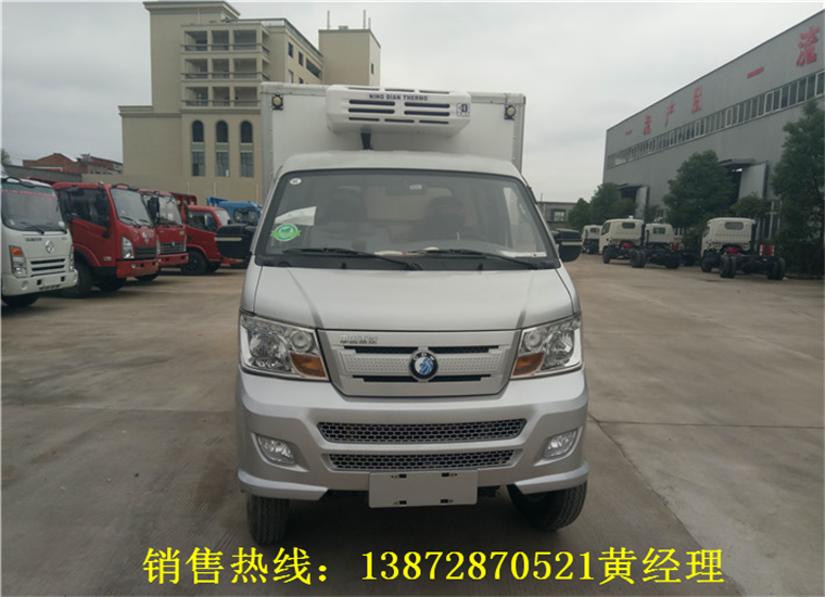 重汽3.5米箱體(tǐ)油气两用(yòng)冷藏車(chē)