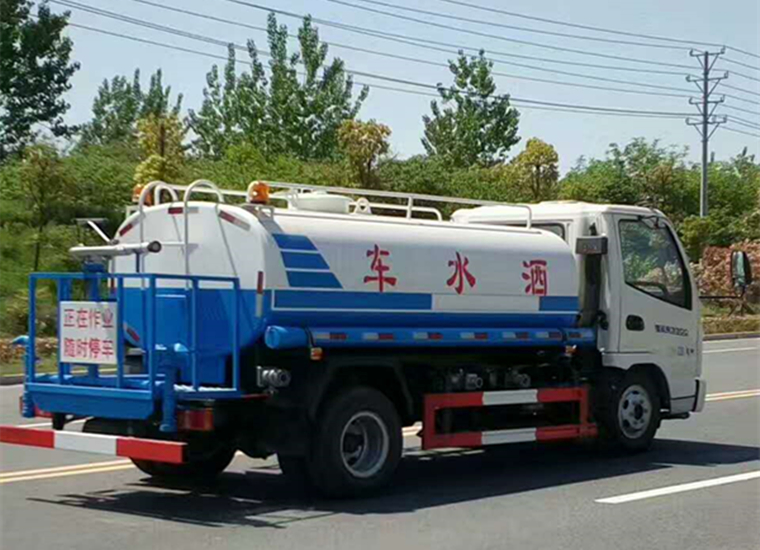 厂家直销洒水車(chē)，三万八提回家，市场最低价。